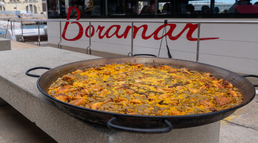 Paella en el mar + baño, la experiencia de moda en Valencia